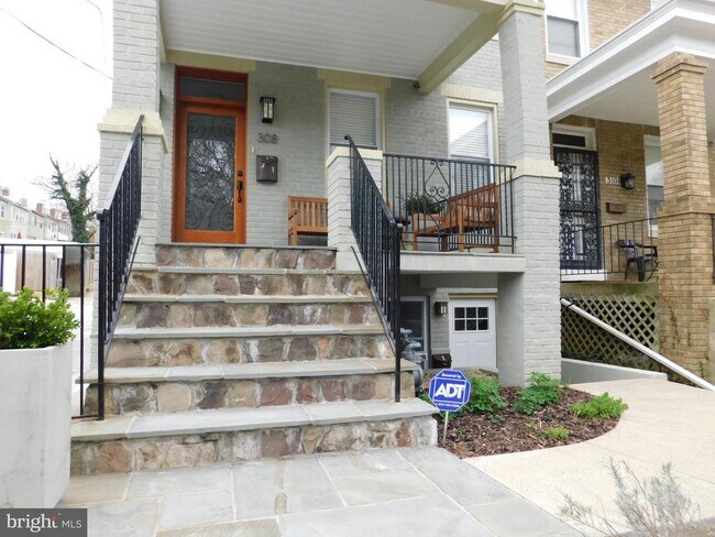 Foto del edificio - 308 Webster St NW