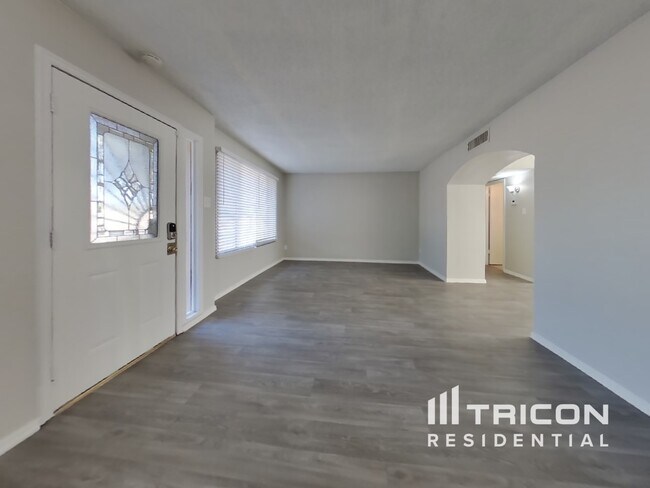 Building Photo - 15614 N 55th Ave