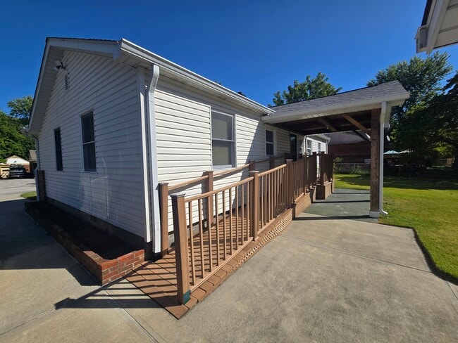 Building Photo - 835 E Edwards Ave