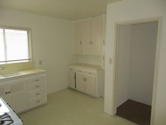 Building Photo - Belmont Shore Studio with Onsite Laundry