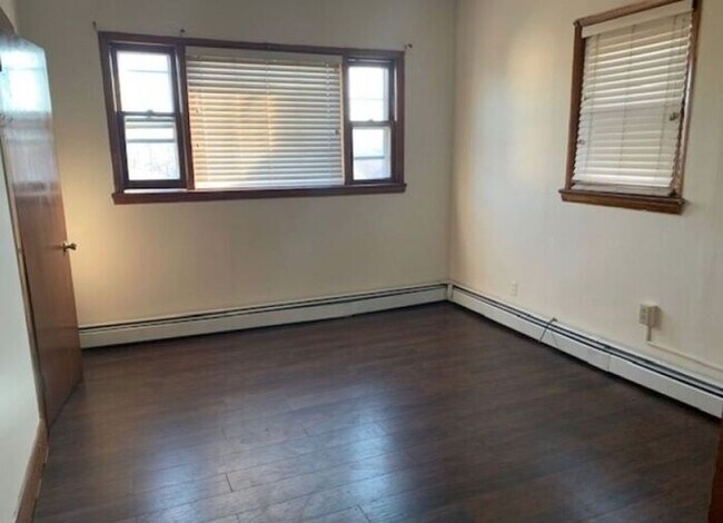 Building Photo - Cozy, Rustic-like 1 Bedroom Apartment