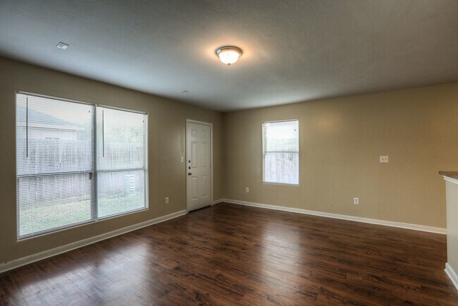 Foto del edificio - Beautiful Pine Landing Townhomes