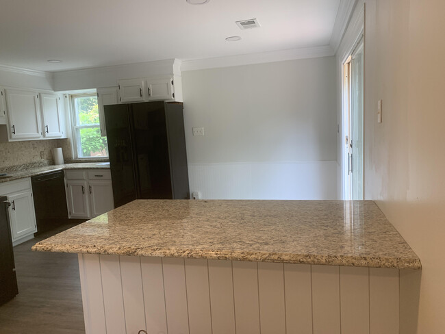 Breakfast bar view to the kitchen - 1255 Ashbridge Rd