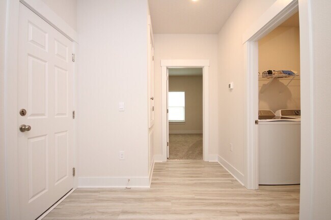 Foto del edificio - Don’t Miss This 4BR Avalon Home — Modern Interior, Open Floor Plan & Access to Pool, Volleyball &...