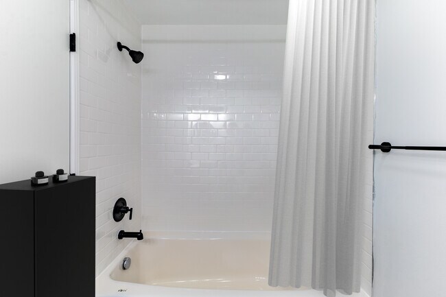 Baño - The New Townhomes at Windsor