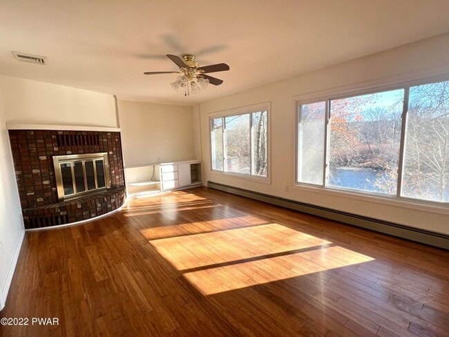 Building Photo - Sprawling 3Br, 2Ba Ranch w/ 250 feet of ri...