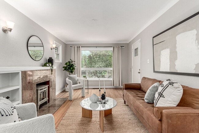 Building Photo - Remodeled 3BD, 2BA Half Duplex in East Den...