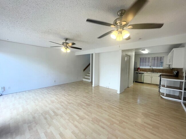 Foto del edificio - 4 Bed 2 Bath in Makakilo with Large Backyard!