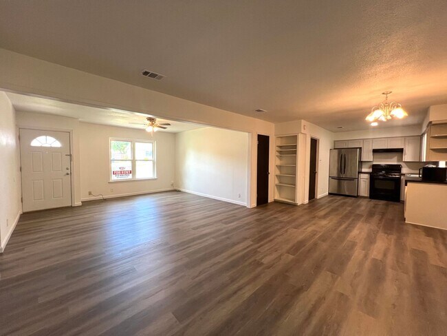 Building Photo - 3 Bedroom 2 Bath Single Story House for Re...