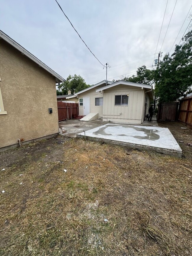 Building Photo - TAKE A LOOK AT THIS LOVELY HOME!