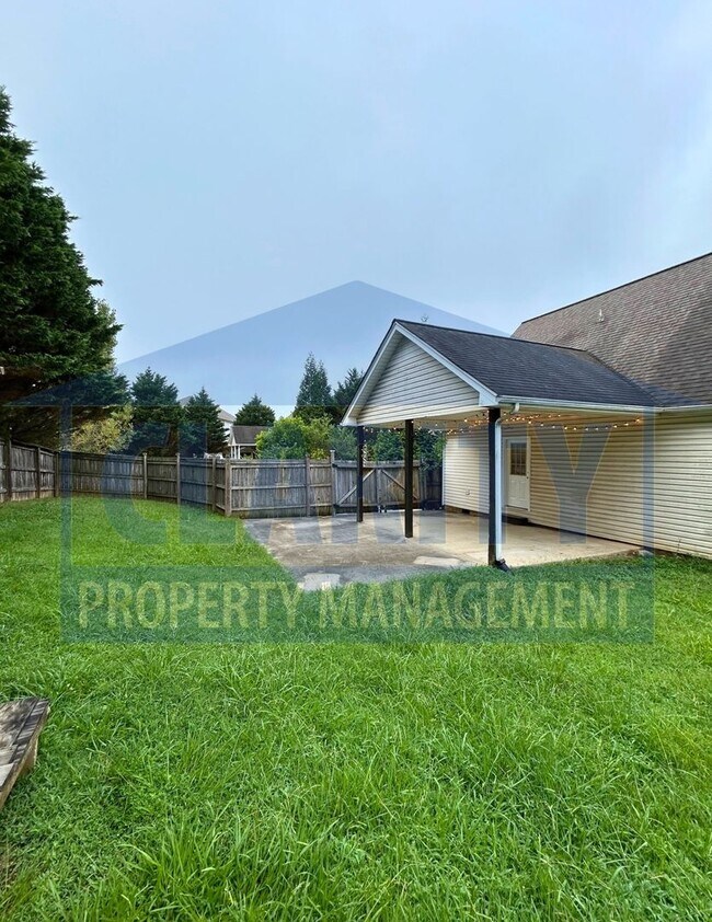 Foto del edificio - 3 bedroom home w/ fenced in backyard!