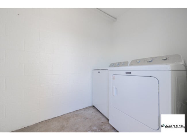Foto del edificio - Beautifully Maintained 2/1 Phoenix Townhou...