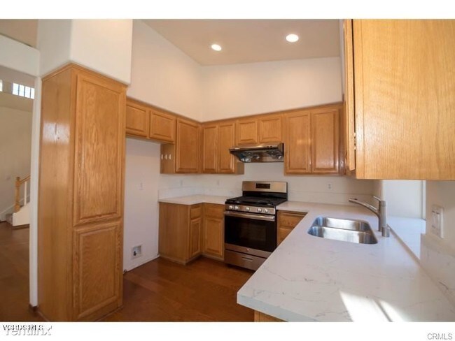 Building Photo - 3 br, 3 bath Townhome - 140 Symphony Ln