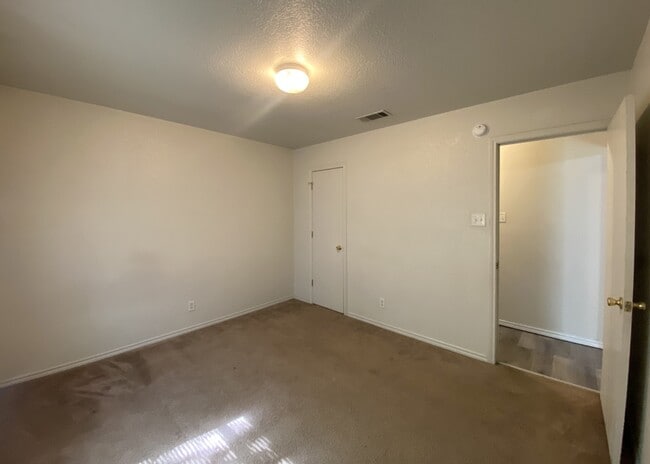 Building Photo - 3300 Toledo Dr