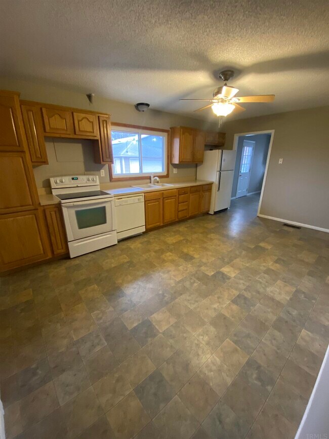 Foto del edificio - 5015 St Joe Center Rd