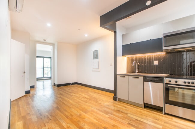 Building Photo - 562 Park Pl