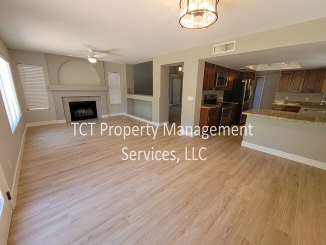 Foto del edificio - Great 3 Bedroom with Grass Backyard!