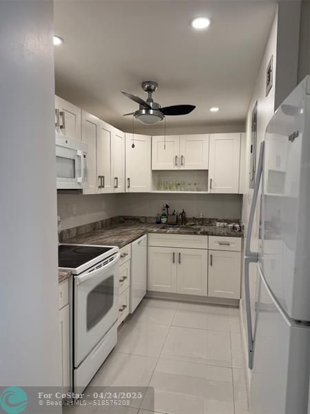 Foto del edificio - 3000 Riomar St