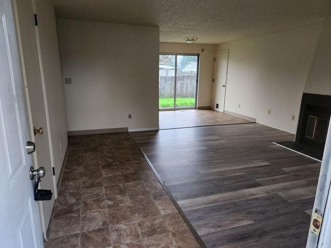 Building Photo - Zou 1315 Duplex