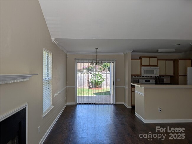 Building Photo - 125 Foxglove Dr