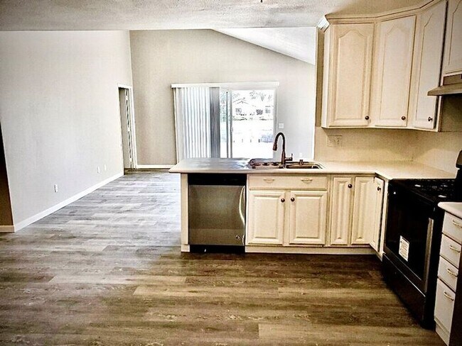 Building Photo - Beautiful Home Ready for Move-in