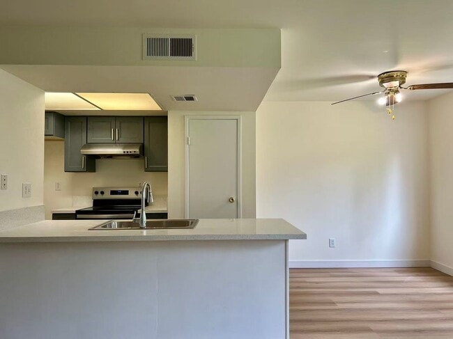 Building Photo - 967 W Calle Del Sol