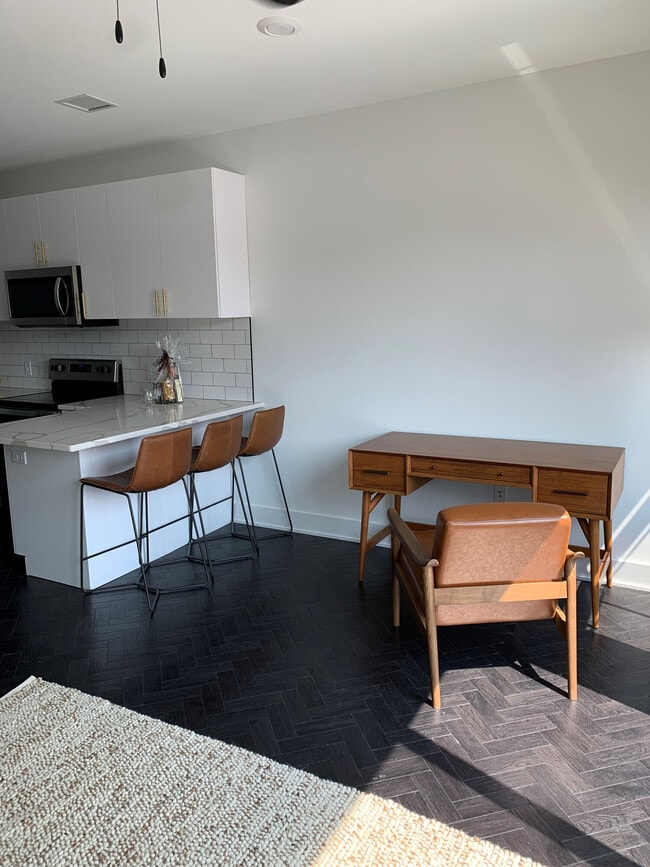 Interior Photo - BROADWAY 385