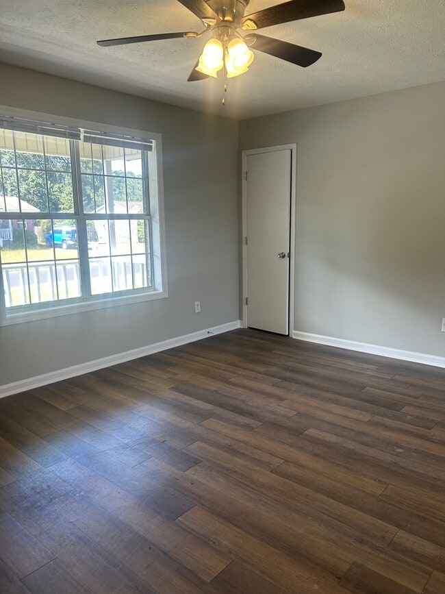 Building Photo - 717 Raintree Ln
