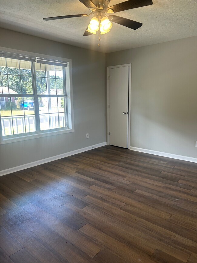 Foto del edificio - 717 Raintree Ln