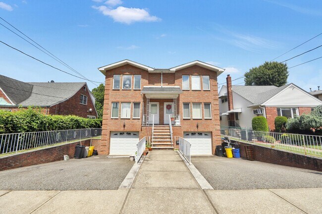 Building Photo - 467 3rd St