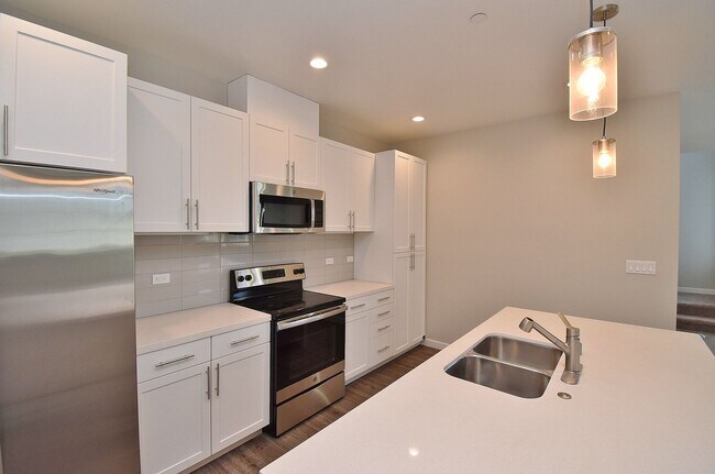 Building Photo - $3,390 / 2 BR - STUNNING MODEL TOWN HOME IN CENTRAL FREMONT