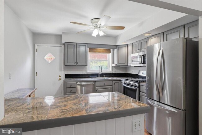 Foto del edificio - 169 Juniper Rd