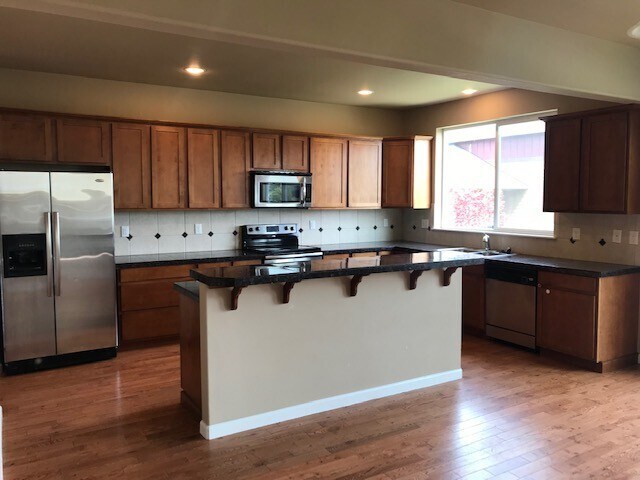 Building Photo - Beautiful Spacious 4BD/2.5BA Home