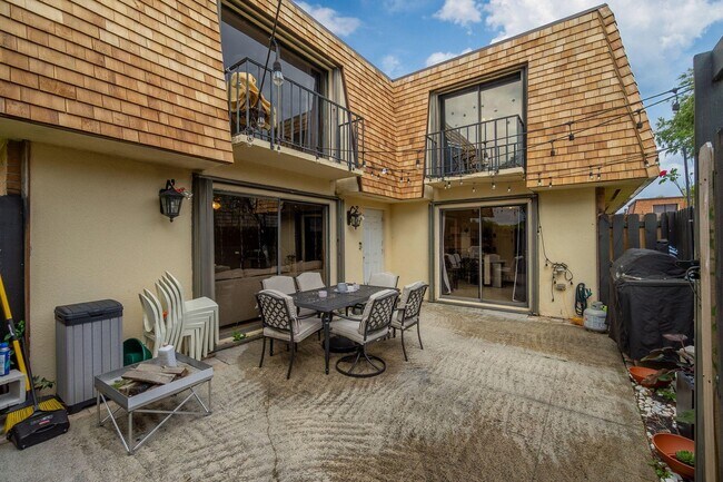 Foto del edificio - 393 Lake Arbor Dr