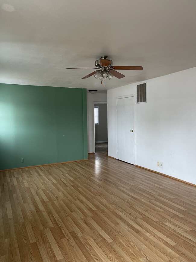 Foto del edificio - 2339 Balsam Ave