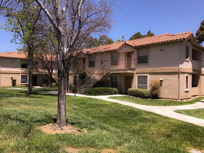 Building Photo - 1 Bed, 1 Bath Condo - Fireplace + Private ...