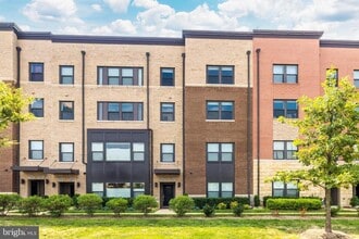 Building Photo - 44750 Tiverton Sq