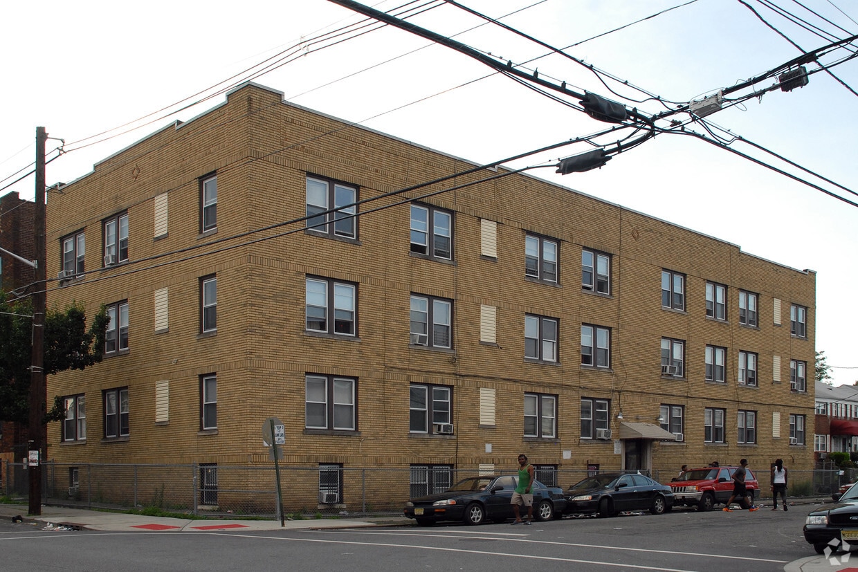 Building Photo - 420 E 26th St