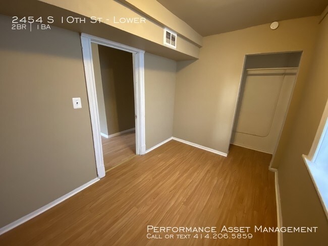 Building Photo - Cozy 2br South Side garden level unit