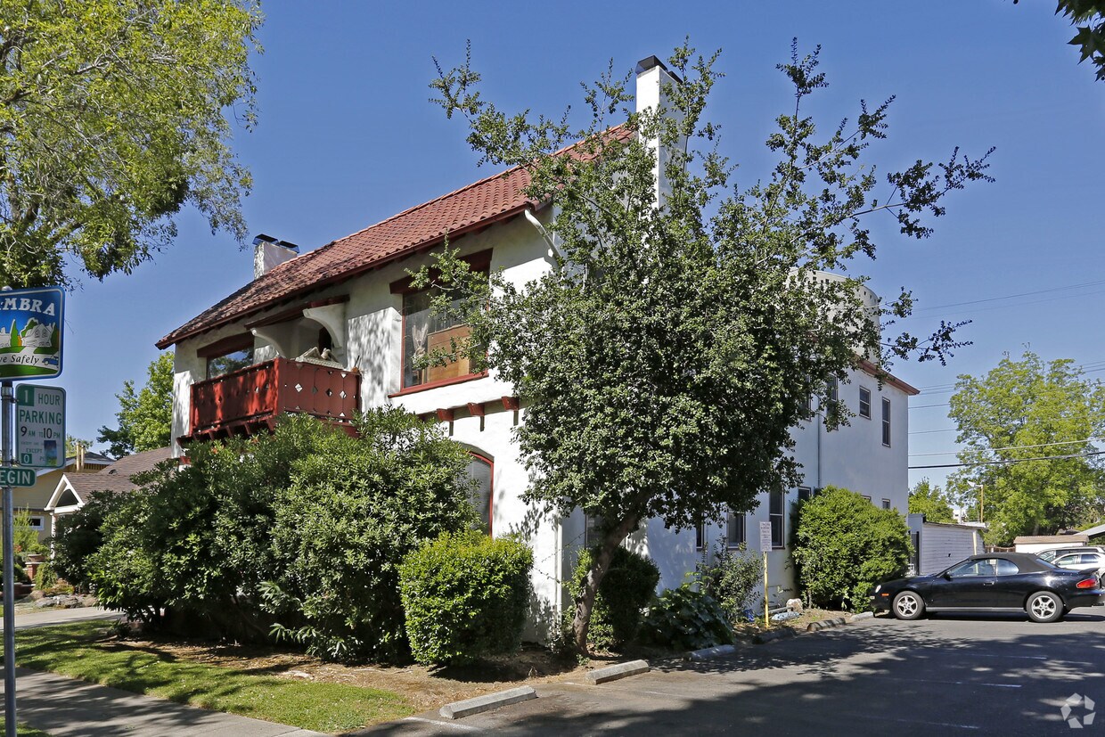 Building Photo - 1028 33rd St