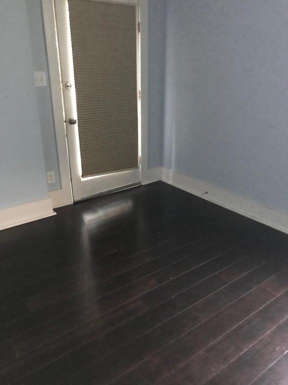 Building Photo - 112 E Oak St #5