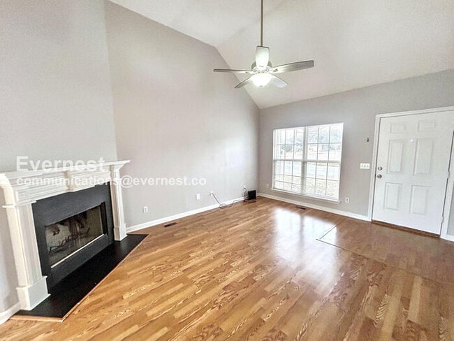 Foto del edificio - Modern Home with Fenced Yard and Attached Garage