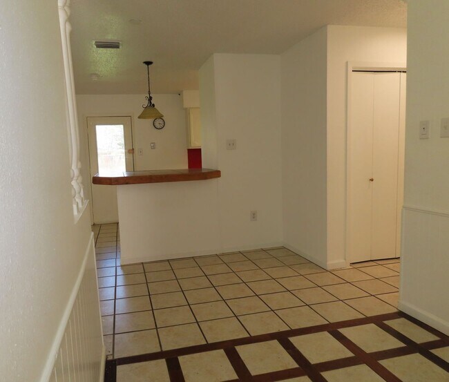 Foto del edificio - Quaint 3 Bedroom, 1 Bathroom Home in Whitehouse, w/ Shed for Storage