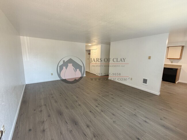 Building Photo - Ground Floor 2 Bedroom with Washer/Dryer Hook-ups!