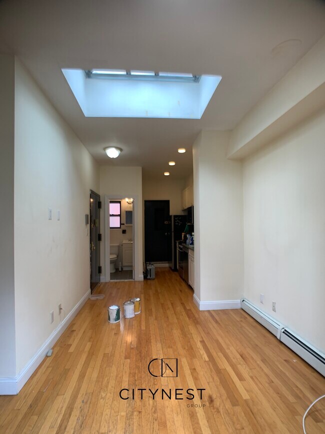 Building Photo - 356 W 39th St