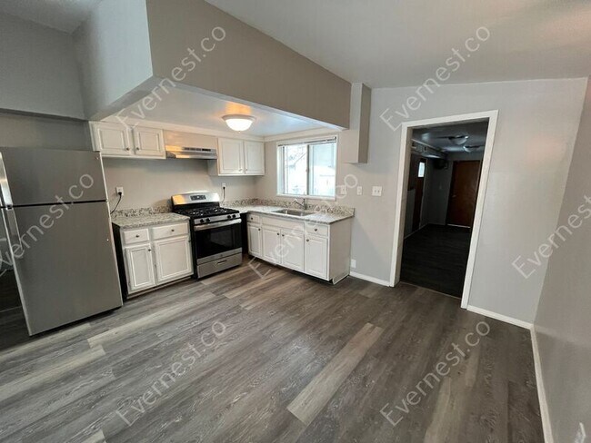 Building Photo - 1210 E Maxlow Ave