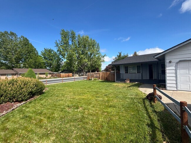 Foto del edificio - Comfortable Charm on a Spacious Lot in SW ...