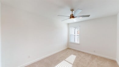 Building Photo - 2916 ELLE DR