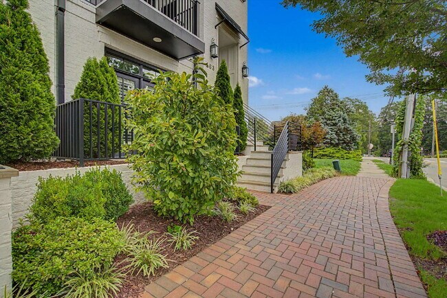 Foto del edificio - Townhome with Elevator at Park Station in Cary