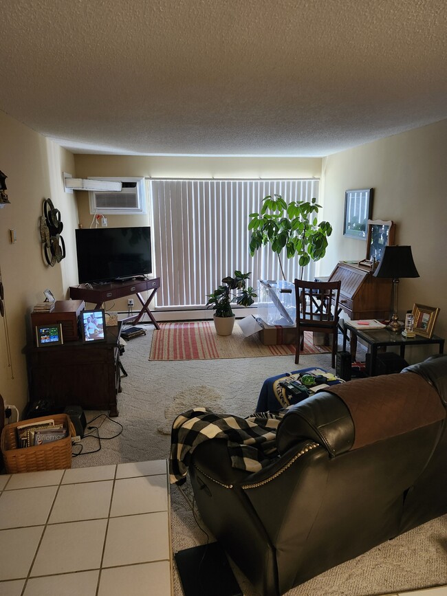 Building Photo - 1601 N Innsbruck Dr